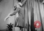 Standbild Sportswear fashion show Vereinigtes Königreich, 1952, aus Sekunde 58 historischem Filmmaterial Videoclip 65675056218