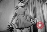 Standbild Sportswear fashion show Vereinigtes Königreich, 1952, aus Sekunde 59 historischem Filmmaterial Videoclip 65675056218