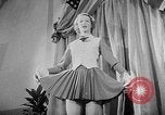 Standbild Sportswear fashion show Vereinigtes Königreich, 1952, aus Sekunde 61 historischem Filmmaterial Videoclip 65675056218