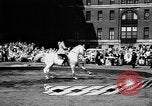 Image spectacle de cirque New York City USA, 1957, de la seconde 18 séquences d'archives historiques vidéo 65675056223