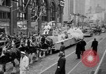 Standbild Weihnachten Prozessionen Hollywood Los Angeles California USA, 1947, aus Sekunde 34 historischem Filmmaterial Videoclip 65675056297