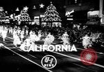 Standbild Weihnachten Prozessionen Hollywood Los Angeles California USA, 1947, aus Sekunde 46 historischem Filmmaterial Videoclip 65675056297