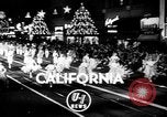 Standbild Weihnachten Prozessionen Hollywood Los Angeles California USA, 1947, aus Sekunde 47 historischem Filmmaterial Videoclip 65675056297