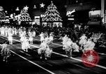 Standbild Weihnachten Prozessionen Hollywood Los Angeles California USA, 1947, aus Sekunde 49 historischem Filmmaterial Videoclip 65675056297