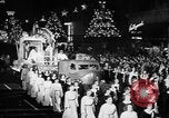 Standbild Weihnachten Prozession United States USA, 1949, aus Sekunde 18 historischem Filmmaterial Videoclip 65675056299