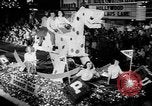 Standbild Weihnachten Prozession United States USA, 1949, aus Sekunde 34 historischem Filmmaterial Videoclip 65675056299