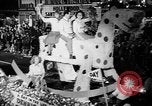 Standbild Weihnachten Prozession United States USA, 1949, aus Sekunde 37 historischem Filmmaterial Videoclip 65675056299