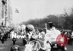 Standbild Weihnachten Prozession United States USA, 1949, aus Sekunde 53 historischem Filmmaterial Videoclip 65675056299