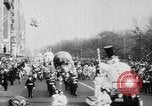 Standbild Weihnachten Prozession United States USA, 1949, aus Sekunde 55 historischem Filmmaterial Videoclip 65675056299