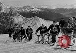 Standbild Ski-Bob Wettbewerb bayerische Zugspitze Deutschland, 1951, aus Sekunde 6 historischem Filmmaterial Videoclip 65675056307