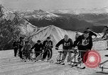 Standbild Ski-Bob Wettbewerb bayerische Zugspitze Deutschland, 1951, aus Sekunde 7 historischem Filmmaterial Videoclip 65675056307