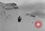 Standbild Ski-Bob Wettbewerb bayerische Zugspitze Deutschland, 1951, aus Sekunde 14 historischem Filmmaterial Videoclip 65675056307