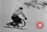 Standbild Ski-Bob Wettbewerb bayerische Zugspitze Deutschland, 1951, aus Sekunde 16 historischem Filmmaterial Videoclip 65675056307