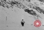 Standbild Ski-Bob Wettbewerb bayerische Zugspitze Deutschland, 1951, aus Sekunde 17 historischem Filmmaterial Videoclip 65675056307