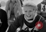 Standbild Ski-Bob Wettbewerb bayerische Zugspitze Deutschland, 1951, aus Sekunde 18 historischem Filmmaterial Videoclip 65675056307