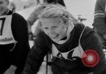 Standbild Ski-Bob Wettbewerb bayerische Zugspitze Deutschland, 1951, aus Sekunde 19 historischem Filmmaterial Videoclip 65675056307