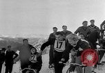 Standbild Ski-Bob Wettbewerb bayerische Zugspitze Deutschland, 1951, aus Sekunde 20 historischem Filmmaterial Videoclip 65675056307
