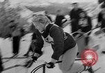 Standbild Ski-Bob Wettbewerb bayerische Zugspitze Deutschland, 1951, aus Sekunde 21 historischem Filmmaterial Videoclip 65675056307