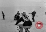 Standbild Ski-Bob Wettbewerb bayerische Zugspitze Deutschland, 1951, aus Sekunde 22 historischem Filmmaterial Videoclip 65675056307