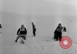 Standbild Ski-Bob Wettbewerb bayerische Zugspitze Deutschland, 1951, aus Sekunde 23 historischem Filmmaterial Videoclip 65675056307