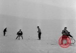 Standbild Ski-Bob Wettbewerb bayerische Zugspitze Deutschland, 1951, aus Sekunde 24 historischem Filmmaterial Videoclip 65675056307