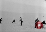 Standbild Ski-Bob Wettbewerb bayerische Zugspitze Deutschland, 1951, aus Sekunde 25 historischem Filmmaterial Videoclip 65675056307