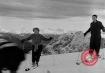 Standbild Ski-Bob Wettbewerb bayerische Zugspitze Deutschland, 1951, aus Sekunde 26 historischem Filmmaterial Videoclip 65675056307