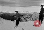 Standbild Ski-Bob Wettbewerb bayerische Zugspitze Deutschland, 1951, aus Sekunde 27 historischem Filmmaterial Videoclip 65675056307