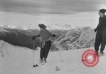 Standbild Ski-Bob Wettbewerb bayerische Zugspitze Deutschland, 1951, aus Sekunde 28 historischem Filmmaterial Videoclip 65675056307