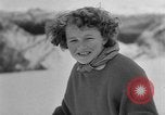 Standbild Ski-Bob Wettbewerb bayerische Zugspitze Deutschland, 1951, aus Sekunde 29 historischem Filmmaterial Videoclip 65675056307
