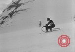 Standbild Ski-Bob Wettbewerb bayerische Zugspitze Deutschland, 1951, aus Sekunde 31 historischem Filmmaterial Videoclip 65675056307