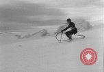 Standbild Ski-Bob Wettbewerb bayerische Zugspitze Deutschland, 1951, aus Sekunde 32 historischem Filmmaterial Videoclip 65675056307
