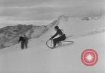 Standbild Ski-Bob Wettbewerb bayerische Zugspitze Deutschland, 1951, aus Sekunde 33 historischem Filmmaterial Videoclip 65675056307