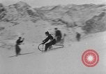 Standbild Ski-Bob Wettbewerb bayerische Zugspitze Deutschland, 1951, aus Sekunde 34 historischem Filmmaterial Videoclip 65675056307