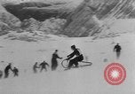 Standbild Ski-Bob Wettbewerb bayerische Zugspitze Deutschland, 1951, aus Sekunde 35 historischem Filmmaterial Videoclip 65675056307