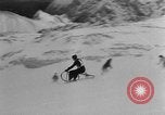Standbild Ski-Bob Wettbewerb bayerische Zugspitze Deutschland, 1951, aus Sekunde 36 historischem Filmmaterial Videoclip 65675056307