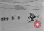 Standbild Ski-Bob Wettbewerb bayerische Zugspitze Deutschland, 1951, aus Sekunde 37 historischem Filmmaterial Videoclip 65675056307