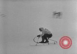 Standbild Ski-Bob Wettbewerb bayerische Zugspitze Deutschland, 1951, aus Sekunde 38 historischem Filmmaterial Videoclip 65675056307
