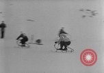 Standbild Ski-Bob Wettbewerb bayerische Zugspitze Deutschland, 1951, aus Sekunde 39 historischem Filmmaterial Videoclip 65675056307