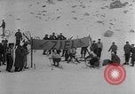 Standbild Ski-Bob Wettbewerb bayerische Zugspitze Deutschland, 1951, aus Sekunde 40 historischem Filmmaterial Videoclip 65675056307