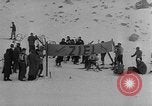 Standbild Ski-Bob Wettbewerb bayerische Zugspitze Deutschland, 1951, aus Sekunde 41 historischem Filmmaterial Videoclip 65675056307