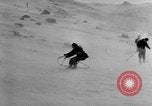 Standbild Ski-Bob Wettbewerb bayerische Zugspitze Deutschland, 1951, aus Sekunde 44 historischem Filmmaterial Videoclip 65675056307