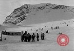 Standbild Ski-Bob Wettbewerb bayerische Zugspitze Deutschland, 1951, aus Sekunde 45 historischem Filmmaterial Videoclip 65675056307