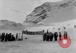 Standbild Ski-Bob Wettbewerb bayerische Zugspitze Deutschland, 1951, aus Sekunde 46 historischem Filmmaterial Videoclip 65675056307