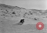 Standbild Ski-Bob Wettbewerb bayerische Zugspitze Deutschland, 1951, aus Sekunde 49 historischem Filmmaterial Videoclip 65675056307