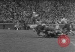 Image ouest versus catholique Bok Vocation Tech football Philadelphia Pennsylvania USA, 1951, de la seconde 33 séquences d'archives historiques vidéo 65675056308