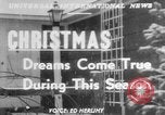 Standbild Kinder träumen von Weihnachten Spielzeug in einem Schaufenster United States USA, 1951, aus Sekunde 1 historischem Filmmaterial Videoclip 65675056310