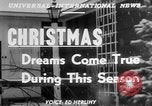 Standbild Kinder träumen von Weihnachten Spielzeug in einem Schaufenster United States USA, 1951, aus Sekunde 3 historischem Filmmaterial Videoclip 65675056310