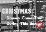 Standbild Kinder träumen von Weihnachten Spielzeug in einem Schaufenster United States USA, 1951, aus Sekunde 5 historischem Filmmaterial Videoclip 65675056310