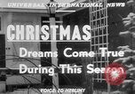Standbild Kinder träumen von Weihnachten Spielzeug in einem Schaufenster United States USA, 1951, aus Sekunde 6 historischem Filmmaterial Videoclip 65675056310